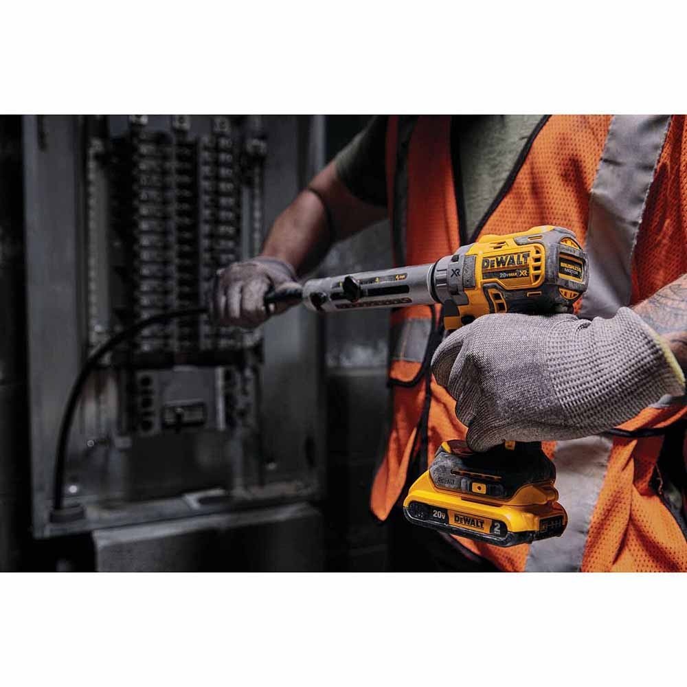 DeWalt-DCB203_03