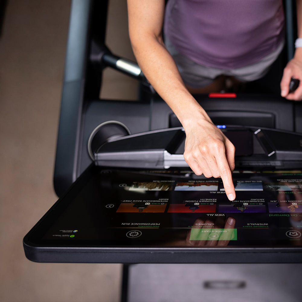 club-series-treadmill-update-lifestyle-4-1000x1000-1